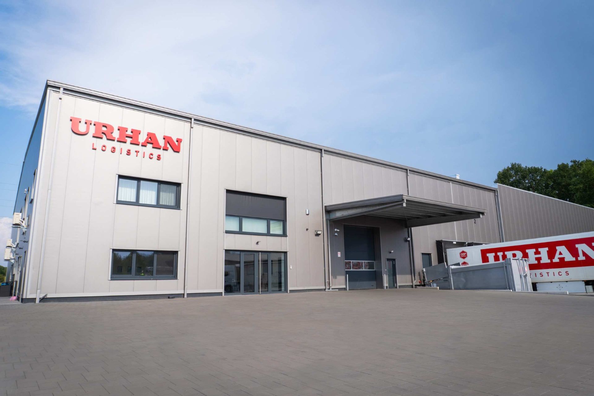 URHAN Logistics Firmengebäude in Eisenberg (Pfalz) mit Logo an der Fassade und Verladehof